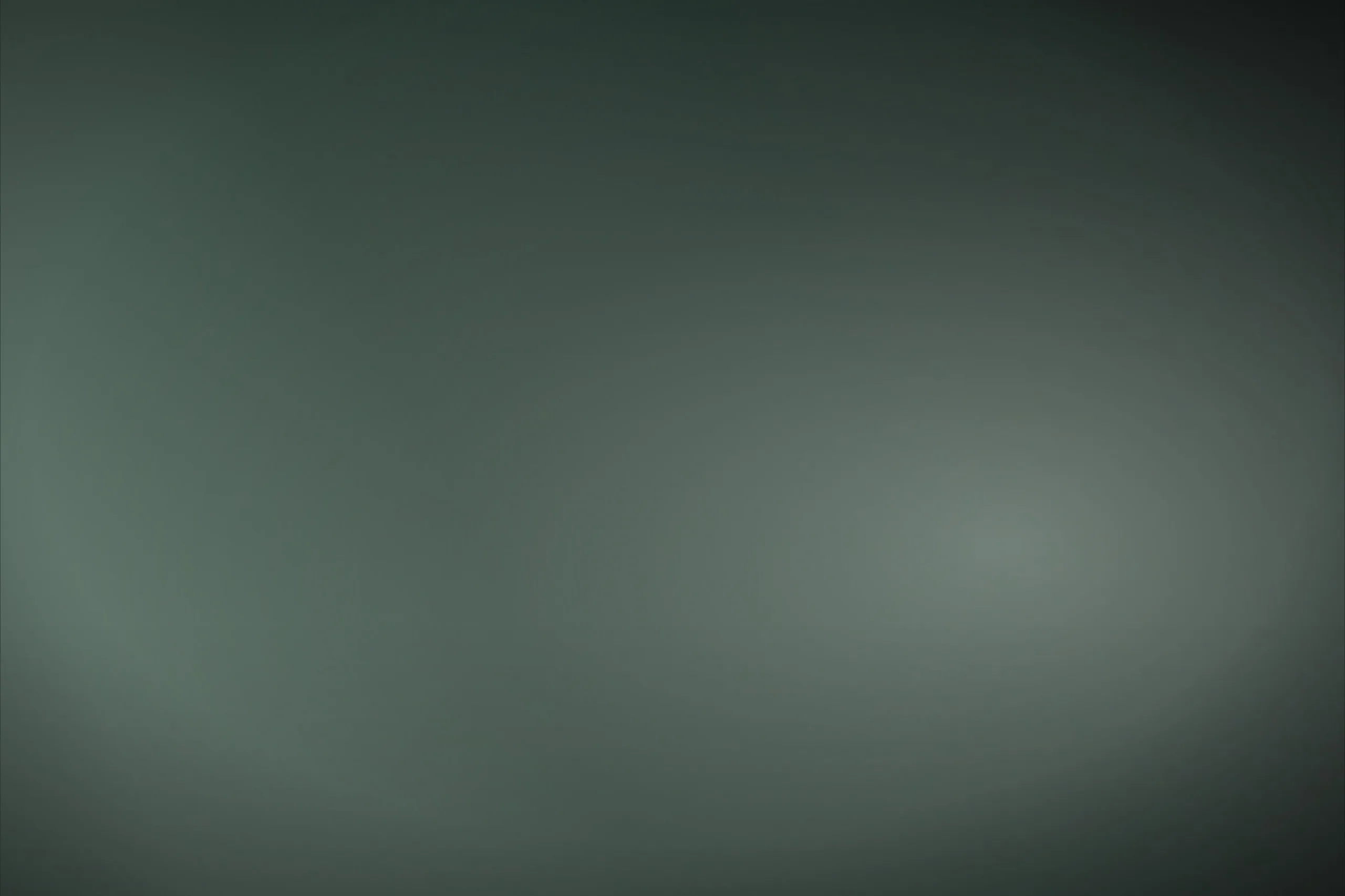 Route à voie unique disparaissant dans la brume d'une vallée